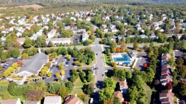 Leesburg, Virginia, ABD, Yaz Günü 'nde caddeler ve mahalle evleri üzerinde hava üssü. İHA atışı