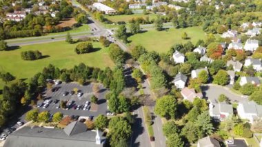 Leesburg, Virginia, ABD, Yaz Günü 'nde caddeler ve mahalle evleri üzerinde hava üssü. İHA atışı