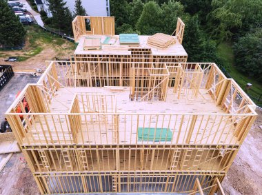 Leesburg 'da. Virginia mı? ABD. 31 Temmuz 2022. Üç katlı bir evin ahşap çerçevesi. Leesburg 'da bir yerleşim alanının inşaatı.