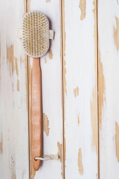 Natürliche Duschbürste Mit Holzgriff Auf Weißen Brettern Raum Für Text — Stockfoto