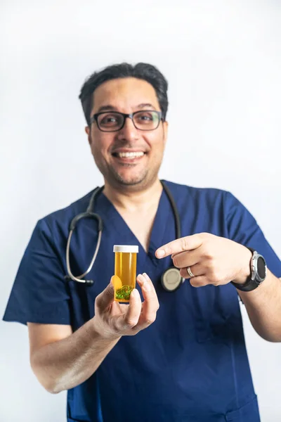 Heureux Amical Médecin Masculin Offre Une Bouteille Pilules Client Avec — Photo