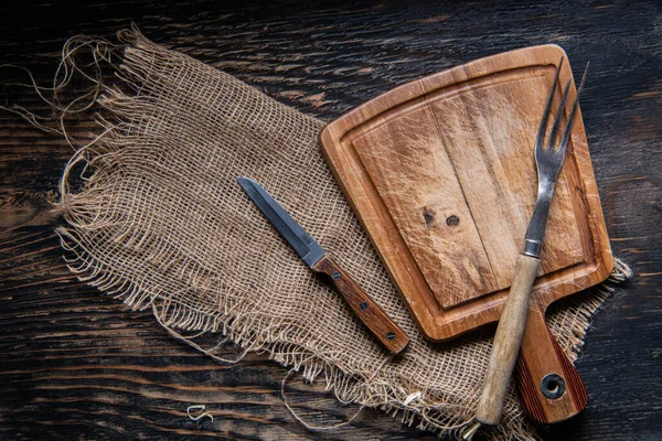 Schneidebrett Messer Und Büschel Aus Holz Tisch Dunkler Hintergrund Ansicht — Stockfoto