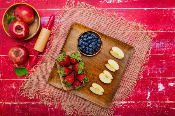 Frukt Och Bär Ingredienser För Bakning Hemlagad Paj Ett Rött — Stockfoto