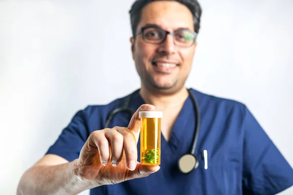 Heureux Amical Médecin Masculin Offre Une Bouteille Pilules Client Avec — Photo