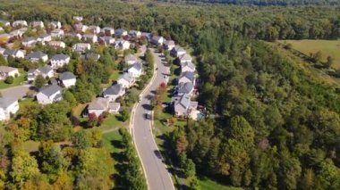 Leesburg, Virginia, ABD, Yaz Günü 'nde caddeler ve mahalle evleri üzerinde hava üssü. İHA atışı