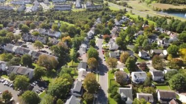 Leesburg, Virginia, ABD, Yaz Günü 'nde caddeler ve mahalle evleri üzerinde hava üssü. İHA atışı