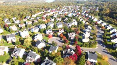Leesburg, Virginia, ABD, Yaz Günü 'nde caddeler ve mahalle evleri üzerinde hava üssü. İHA atışı