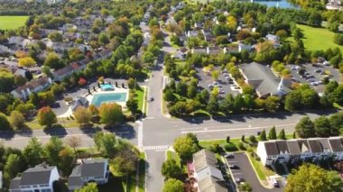 Leesburg, Virginia, ABD, Yaz Günü 'nde caddeler ve mahalle evleri üzerinde hava üssü. İHA atışı