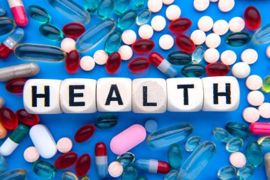 Hapın mavi yüzeyinde kapsül ve üzerinde 