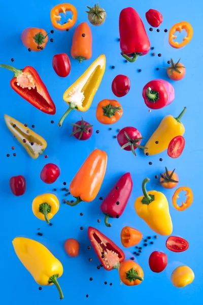 Caindo Pimentão Tomates Fundo Azul Voando Pedaços Coloridos Pimentas Doces — Fotografia de Stock