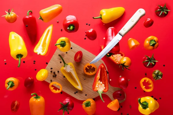 Sweet Peppers Red Tomatoes Cutting Board Knife Slices Fresh Vegetables — Stock Photo, Image