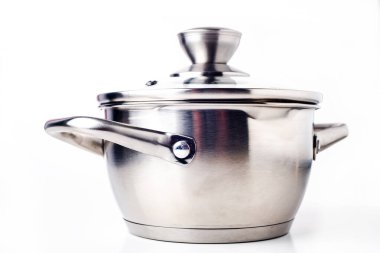 Beyaz arka planda cam kapaklı paslanmaz çelik tencere. Yakın plan..