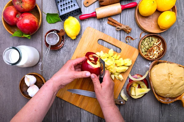 Woman Hands Peeling Apples Making Homemade Apple Pie Top View — Stock Photo, Image