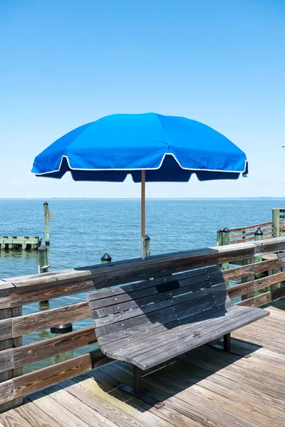 Memorial Bench Umbrella Bronze Plaque Wooden Pleasure Pier Shores Atlantic — Stock Photo, Image