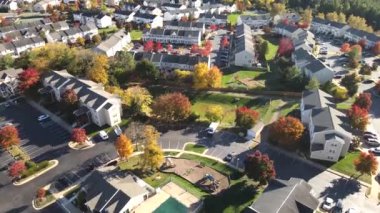 Lessburg, Virginia 'da bir yerleşim bölgesinin havadan görüntüsü. Yeni modern yerleşim yeri. Modern tarzda düşük katlı konutlar..