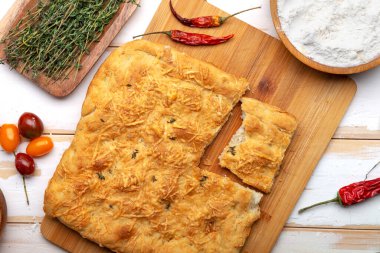 Taze pişmiş Focaccia ya da yakın plan pizzada domates ve peynirli pizza. Seçici odak.