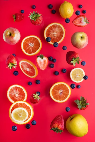 Schwebendes Obst Und Beeren Auf Rotem Hintergrund Blick Von Oben — Stockfoto