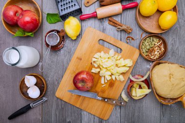 Ev yapımı elmalı turta yapmak için kesim tahtasındaki elmalar. Tablonun ve malzemelerin üst görünümü.