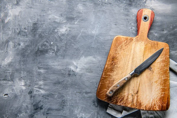 Altes Schneidebrett Mit Messer Und Serviette Auf Grauem Holztisch Blick — Stockfoto
