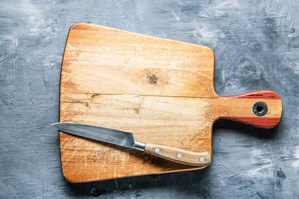 Régi Vágódeszka Késsel Szürke Asztalon Kilátás Fentről Másolás Helye — Stock Fotó