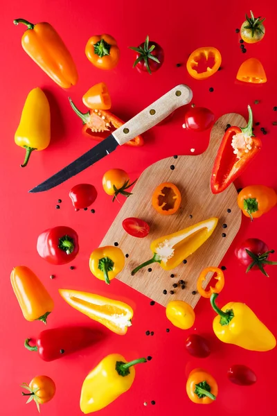 Sweet Peppers Red Tomatoes Cut Knife Pieces Red Background Levitation — Stock Photo, Image
