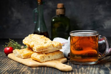 Taze İtalyan Focaccho dilimleri ve ahşap bir masanın üzerinde bir kupa bira..