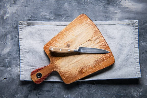Régi Vágódeszka Késsel Szalvétával Szürke Asztalon Kilátás Fentről Másolótér — Stock Fotó