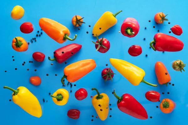 Falling Bell Pepper Tomatos Blue Background Flying Colorful Sweet Peppers — Stock Photo, Image