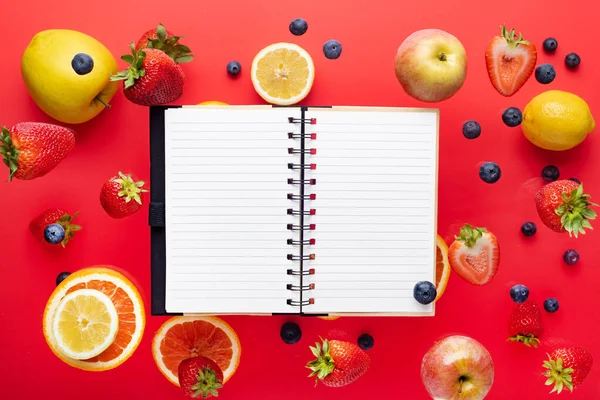 Καλοκαιρινή Φαντασία Φρούτα Και Μούρα Κόκκινο Φόντο Σημειωματάριο Για Κείμενο — Φωτογραφία Αρχείου