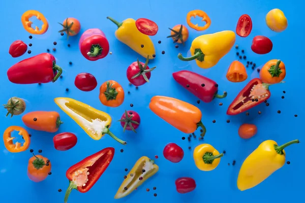 Falling Bell Pepper Tomatoes Blue Background Flying Colorful Pieces Sweet — Stock Photo, Image