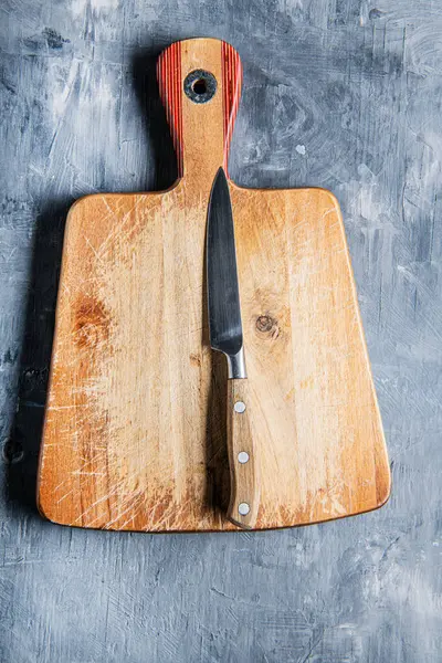 Stara Deska Krojenia Nożem Szarym Drewnianym Stole Widok Góry Przestrzeń — Zdjęcie stockowe