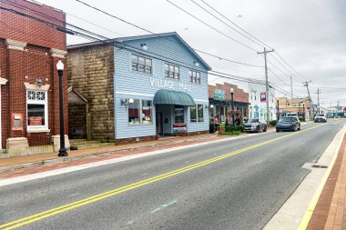 Virginia 'daki eski bir adanın ana caddesi. Chincoteague, Atlas Okyanusu kıyısında bir balıkçı kasabasıdır..