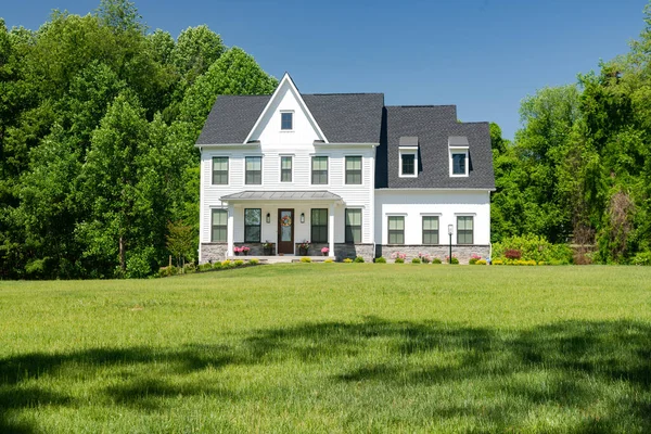 Beautiful House White Siding Edge Forest Large Lawn Green Trees — Stock Photo, Image