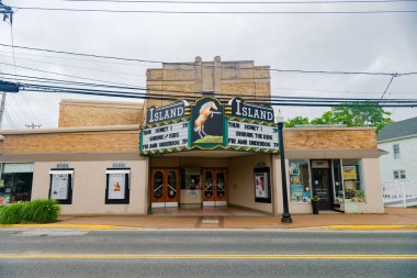 Virginia 'daki eski bir ada kasabasının ana caddesindeki klasik binalar. Chincoteague, Atlantik kıyısında bir balıkçı kasabasıdır..