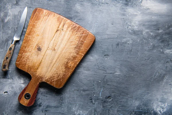 Vieille Planche Découper Avec Couteau Sur Une Table Bois Gris — Photo