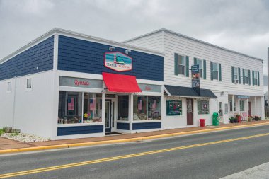 Virginia 'daki eski bir adanın ana caddesi. Chincoteague, Atlas Okyanusu kıyısında bir balıkçı kasabasıdır..