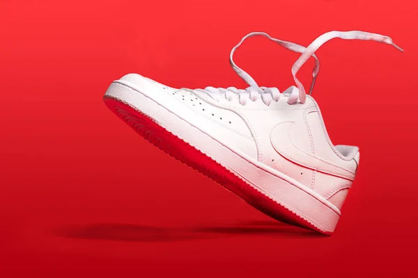 Nike Turnschuhe Studioaufnahme Von Sportschuhen Auf Rotem Hintergrund — Stockfoto