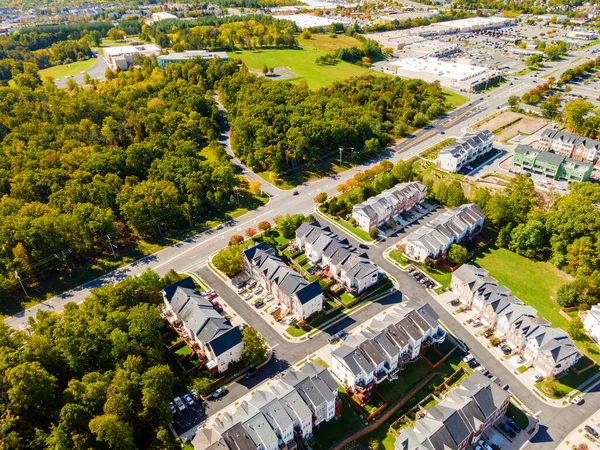 小城镇住宅区街道上的空中景观使美国弗吉尼亚的房屋景观焕然一新 — 图库照片
