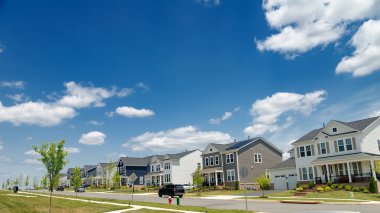 Leesburg, Virginia, ABD 'deki sokak ve mahalle evleri, yaz günü, mavi gökyüzü.