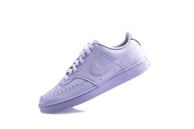 Nike spor ayakkabıları. Beyaz arka planda izole edilmiş spor ayakkabılarının stüdyo çekimi.