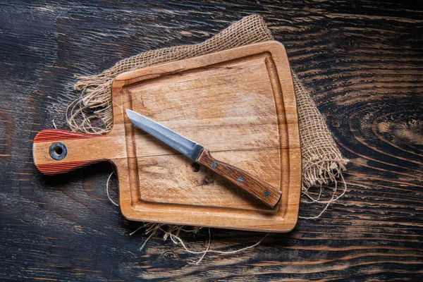 Dřevěné Řezací Prkno Nůž Lopatka Stůl Tmavé Pozadí Pohled Shora — Stock fotografie