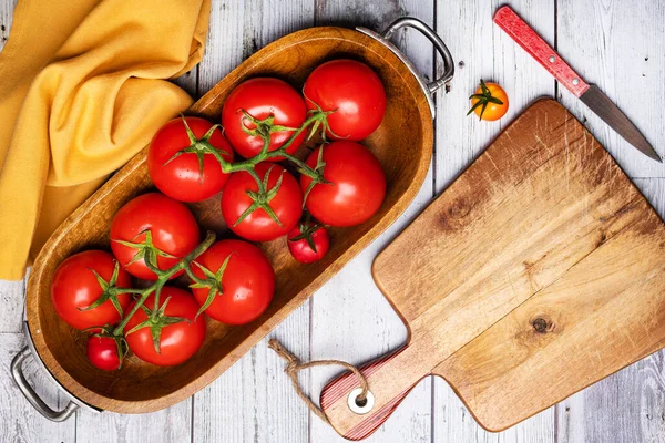 Cuenco Madera Con Tomates Una Tabla Cortar Con Cuchillo Mesa —  Fotos de Stock