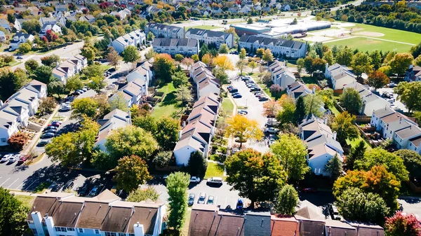 小城镇住宅区街道上的空中景观使美国弗吉尼亚的房屋景观焕然一新 — 图库照片