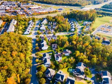 Virginia 'daki evlerin çatıları küçük kasaba yerleşim yerlerinin hava manzaralı.