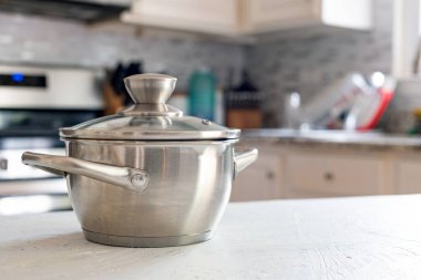 Mutfağın iç kısımlarında çelik kaplama var. Boşluğu kopyala