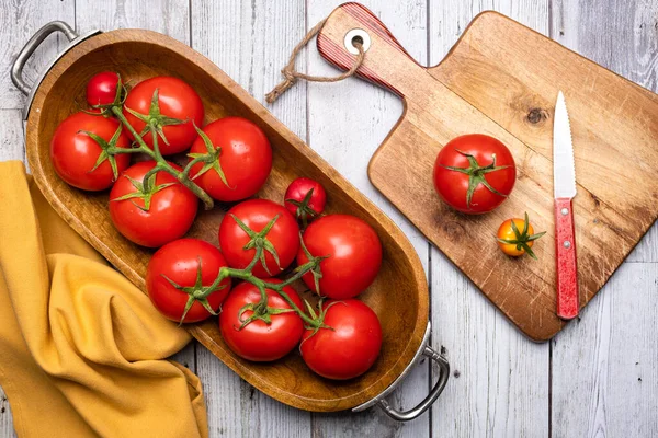 Cuenco Madera Con Tomates Una Tabla Cortar Con Cuchillo Mesa —  Fotos de Stock