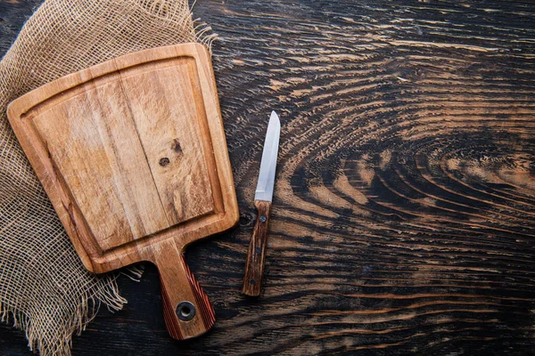 Old Cutting Board Knife Dark Wooden Table View Copyspace — Stock Photo, Image