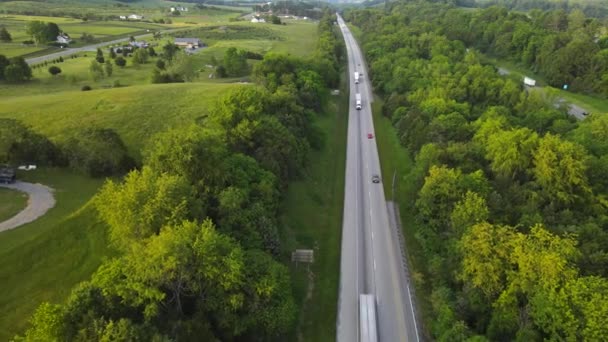 Ciężarówki Jadą Wzdłuż Podmiejskiej Autostrady Wśród Zielonych Drzew Widok Drona — Wideo stockowe