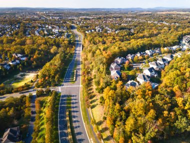 Washington DC yakınlarındaki küçük Amerikan kenti Leesburg 'daki bir arazinin ve yolun havadan görüntüsü..