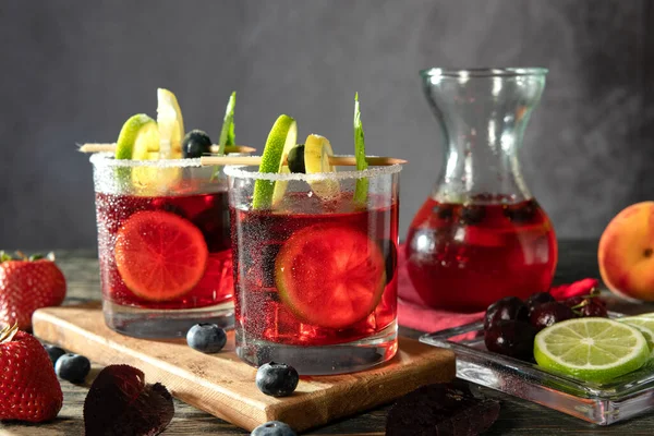 Bebida Roja Con Hielo Hojas Fresa Limón Lima Menta — Foto de Stock